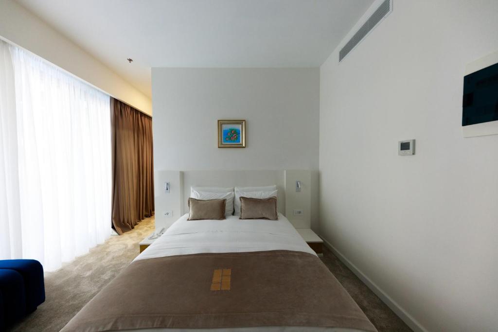 Postel nebo postele na pokoji v ubytování Habitat Hotel Tirana