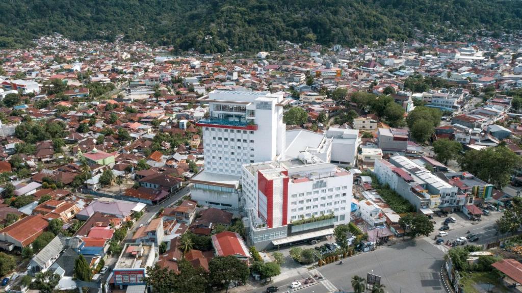 eine Luftansicht einer Stadt mit Gebäuden in der Unterkunft The ZHM Premiere Padang in Padang