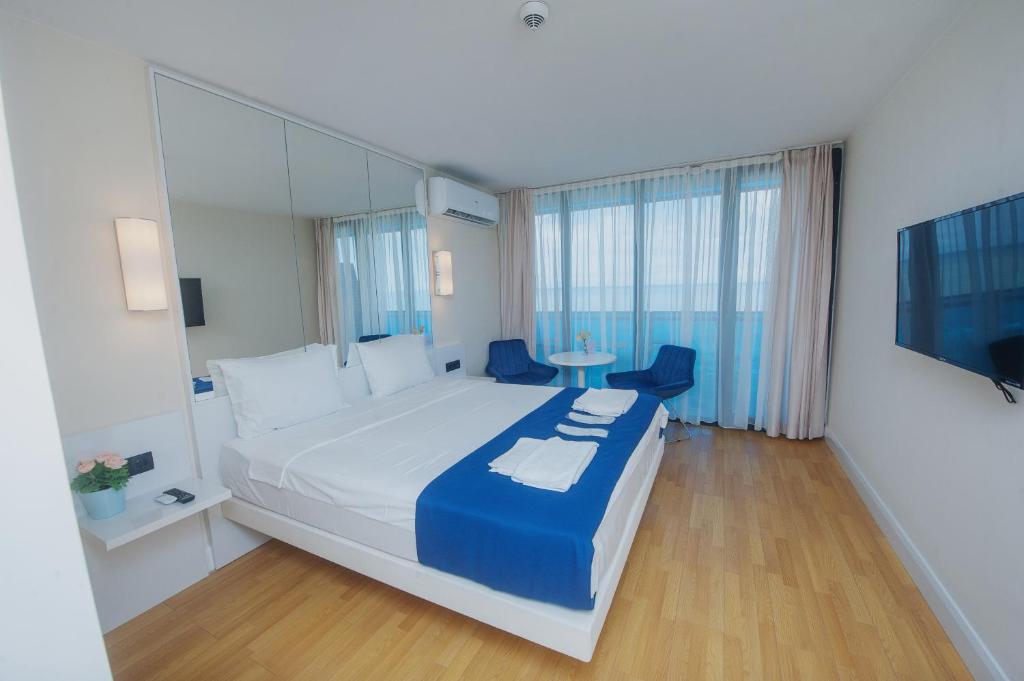 una habitación de hotel con una cama grande y una mesa en Sea Side orbi city, en Batumi