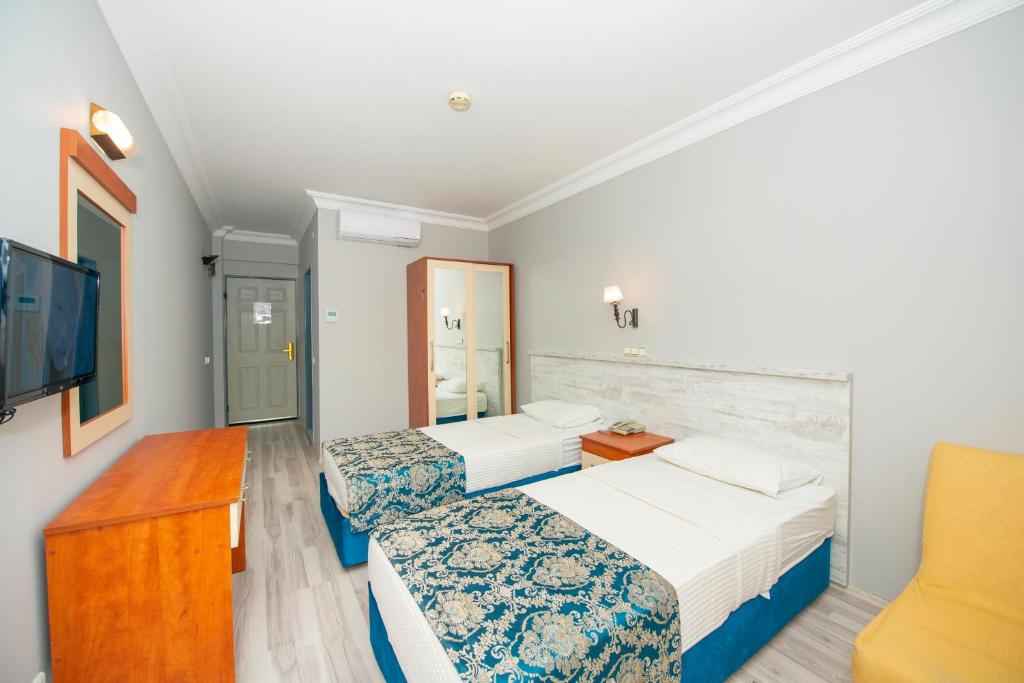Postel nebo postele na pokoji v ubytování Golden Moon Hotel