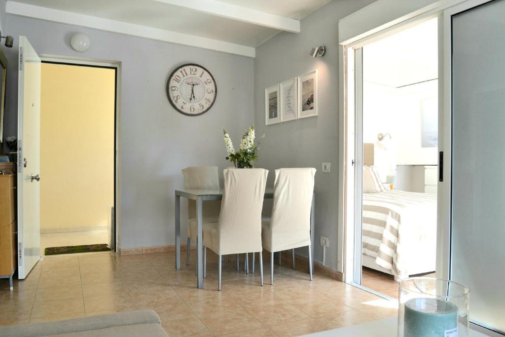 Posezení v ubytování Atico en el corazón de Santa Cruz/ Cozy Penthouse