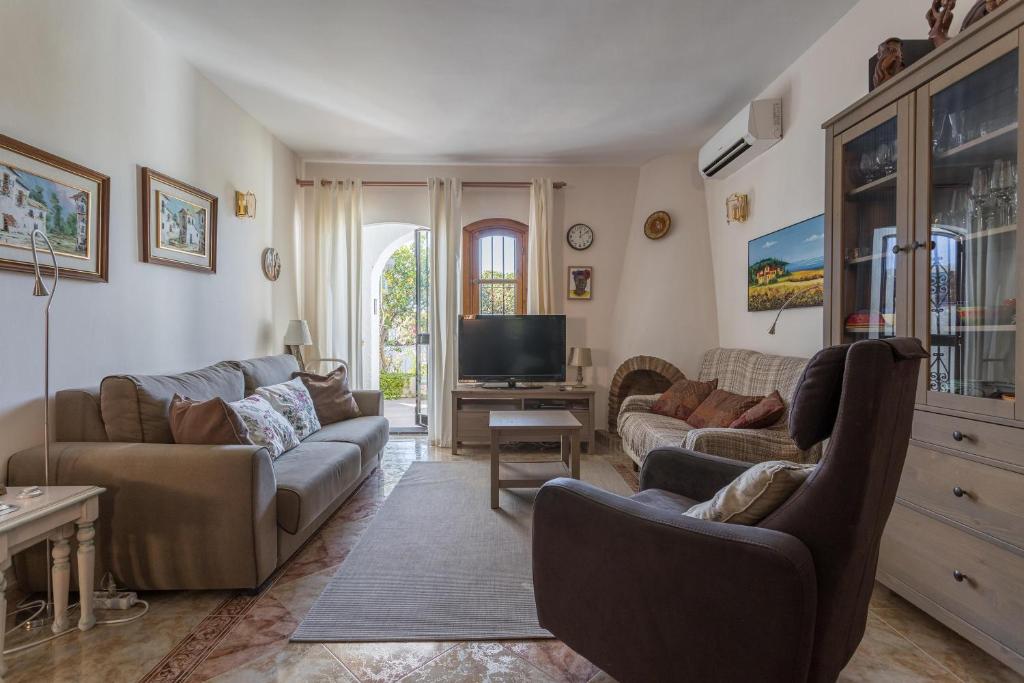 Televízia a/alebo spoločenská miestnosť v ubytovaní Casa de Junemor