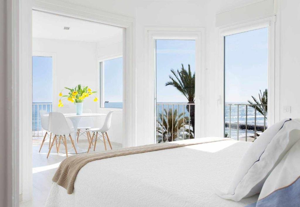Postel nebo postele na pokoji v ubytování Sitges Bellavista Vistas Espectaculares del Mar