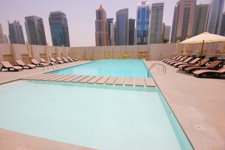 Fotografie z fotogalerie ubytování Luxury Escapes - Brand New 1BR Apartment West Avenue Marina v Dubaji