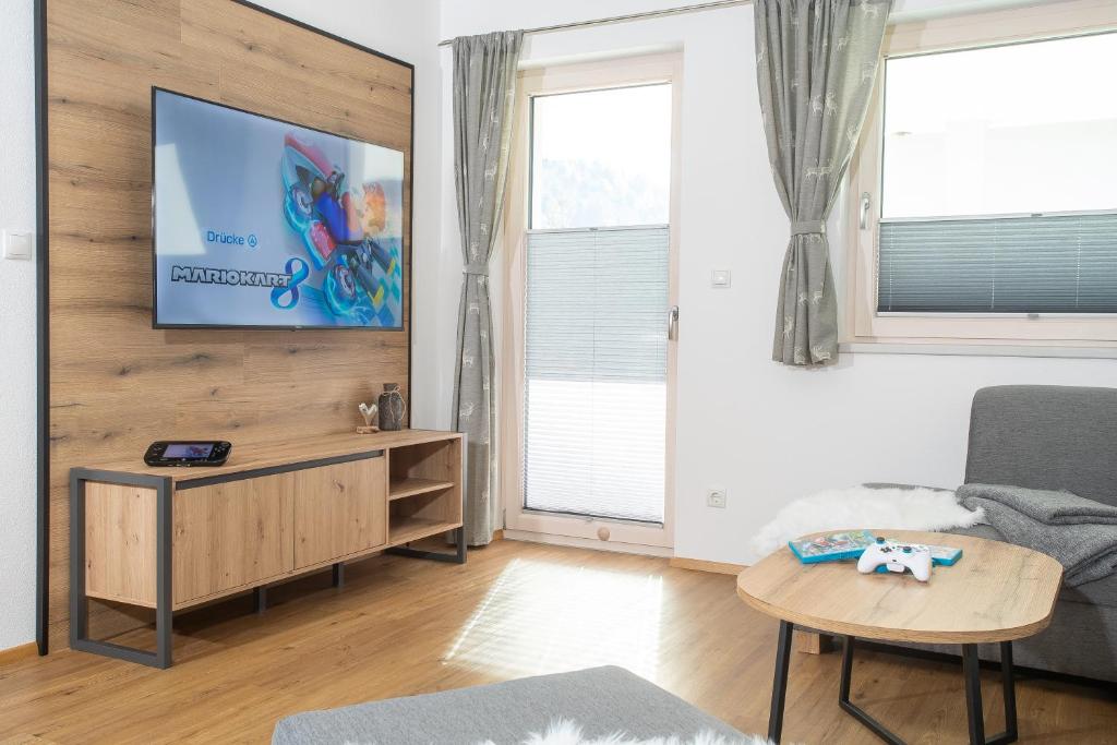 Televízia a/alebo spoločenská miestnosť v ubytovaní Apart Dahoam