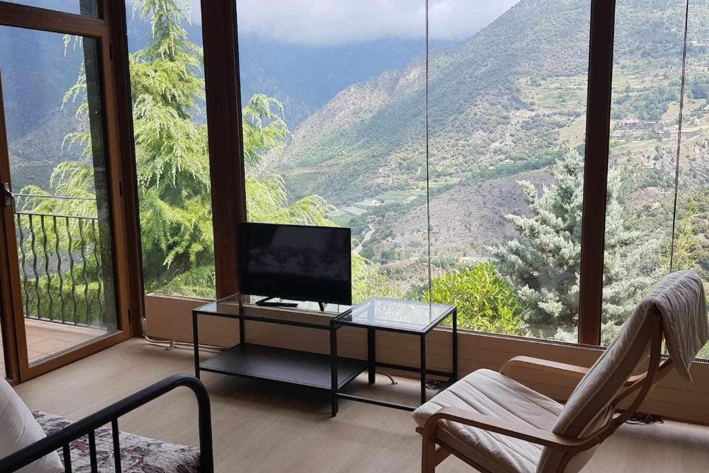 - un salon avec vue sur la montagne dans l'établissement Refugio Mirador en Casa Rural Camp de Claror, à Aixirivall