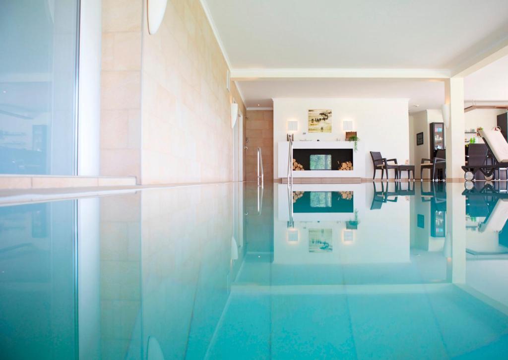 Bazén v ubytování Hotel und Spa Lundenbergsand nebo v jeho okolí