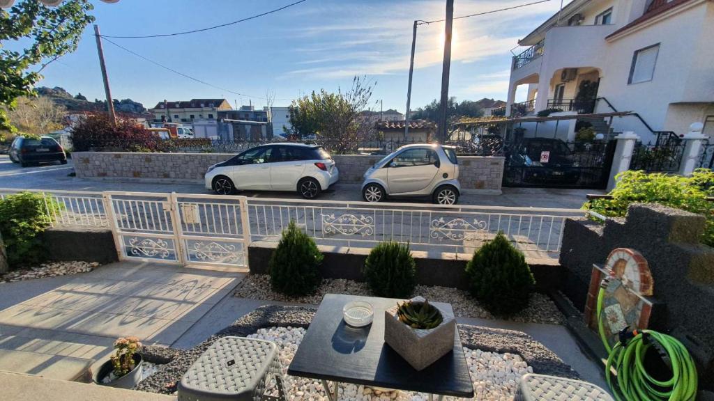 米里納的住宿－PANOS' STUDIO，两辆白色汽车停在停车场