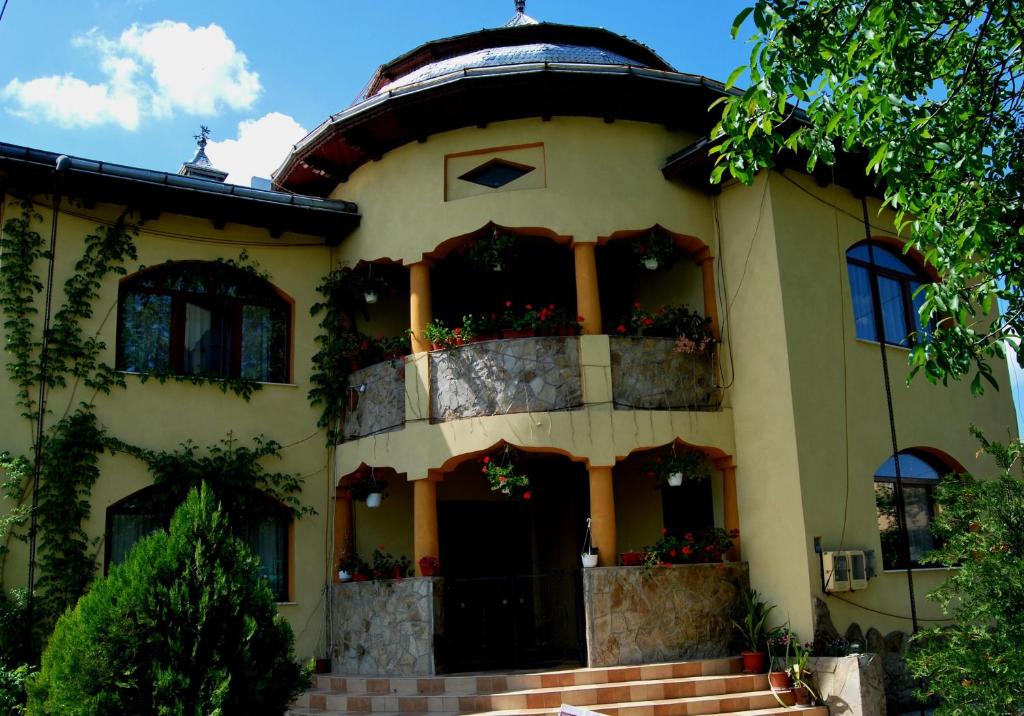 Casa amarilla grande con ventana grande en Pensiunea Cassandra, en Tîrgu Neamţ