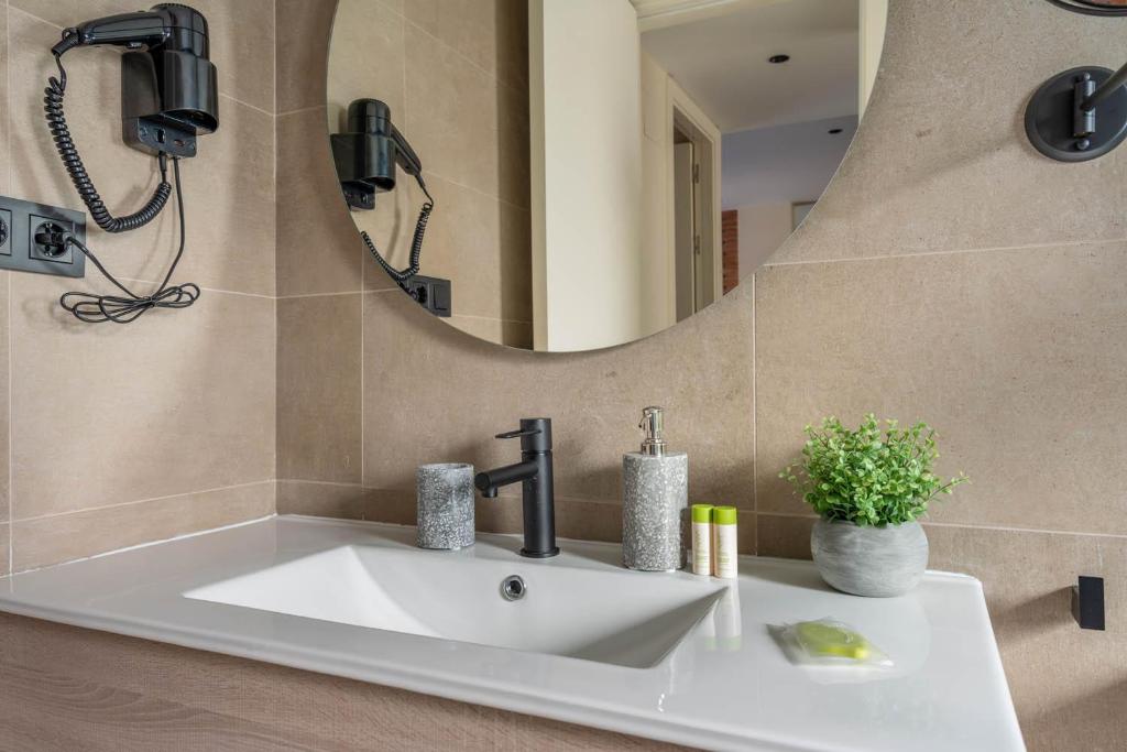 Home Art Apartments Soho - 6