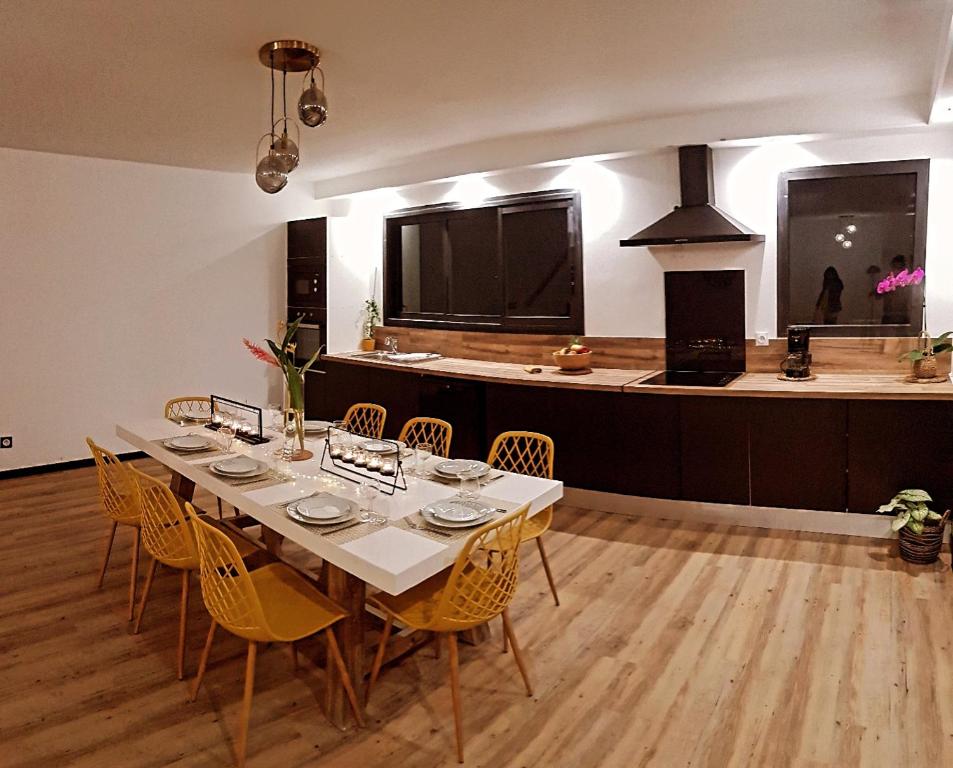 Kuchyň nebo kuchyňský kout v ubytování Lilie location manapany 4 étoiles