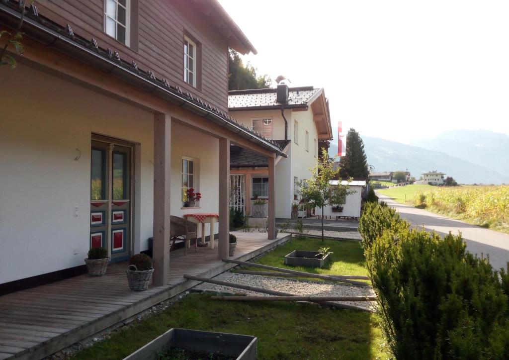 a view of a house with a yard at Malvasia Apart in Stumm