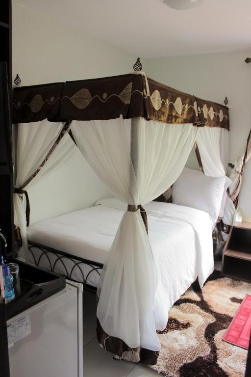 Postel nebo postele na pokoji v ubytování Hadassah Hotel