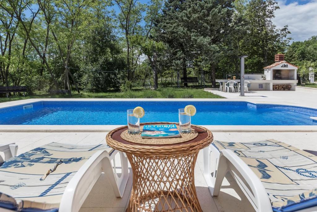 Basen w obiekcie Villa Ana Labin lub w pobliżu