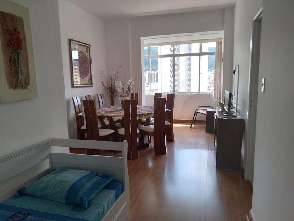 a kitchen and dining room with a table and chairs at Apartamento da Maria Eunice in Poços de Caldas