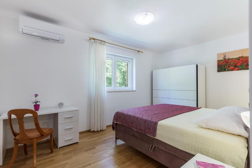 sypialnia z łóżkiem, biurkiem i krzesłem w obiekcie Villa Ana Labin w mieście Labin