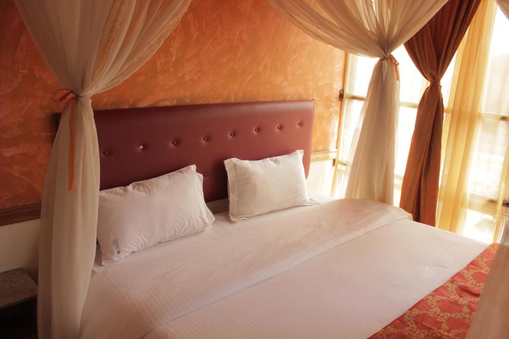 Postel nebo postele na pokoji v ubytování Pearl Palace Hotel