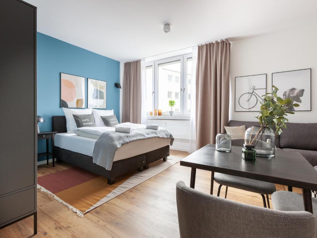 1 dormitorio con 1 cama y sala de estar en limehome Bremen Hutfilterstraße, en Bremen