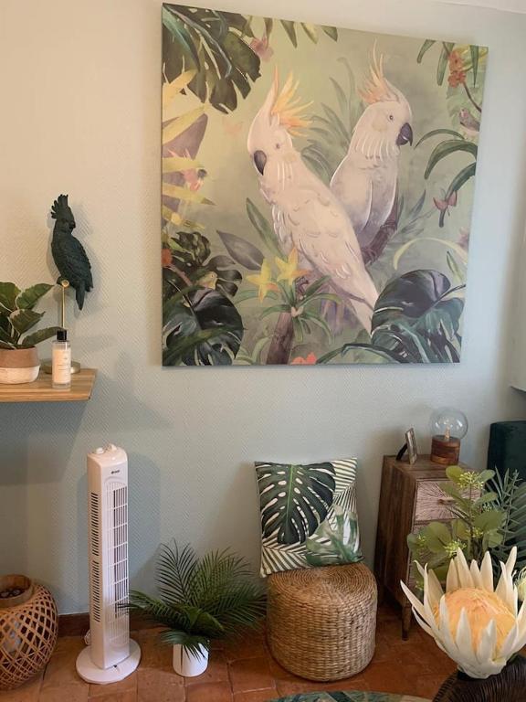 une peinture de trois coqs blancs sur un mur dans l'établissement Escale Tropicale à Blois, à Blois