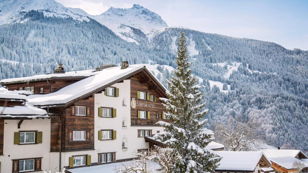 Nespecifikovaný výhled na hory nebo výhled na hory při pohledu z hotelu