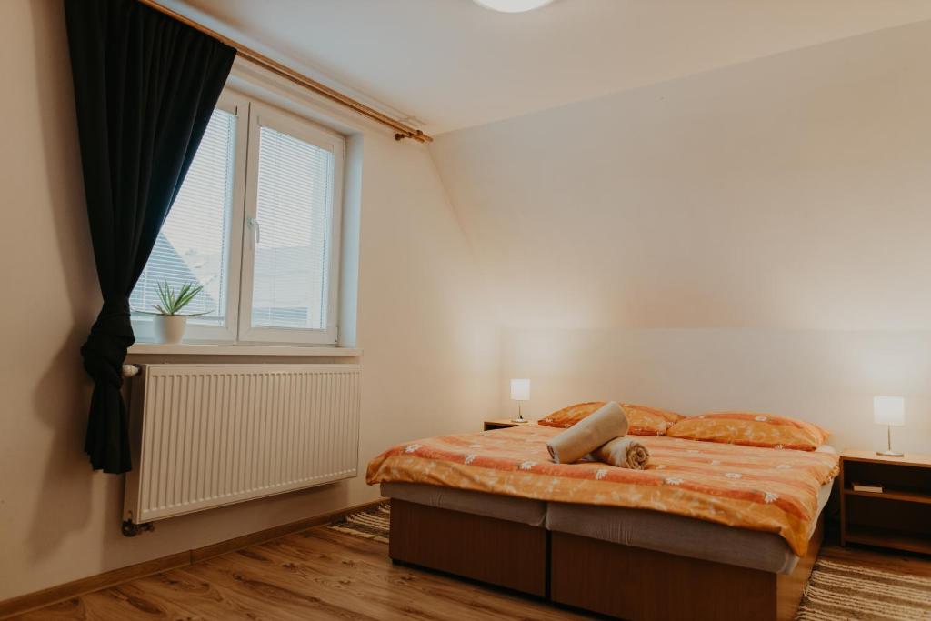 1 dormitorio con cama y ventana grande en Dovolenkové domy Pilarčík, en Zuberec