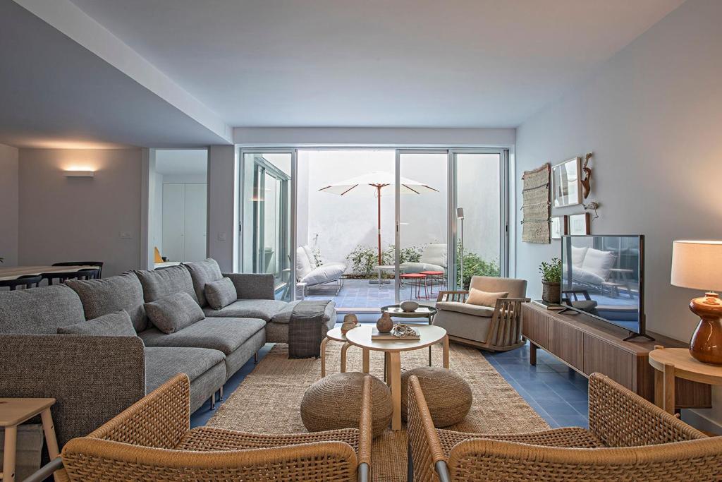 een woonkamer met een bank en een tafel bij Piso Azul Premium Apartments in Bairro Alto by LovelyStay in Lissabon