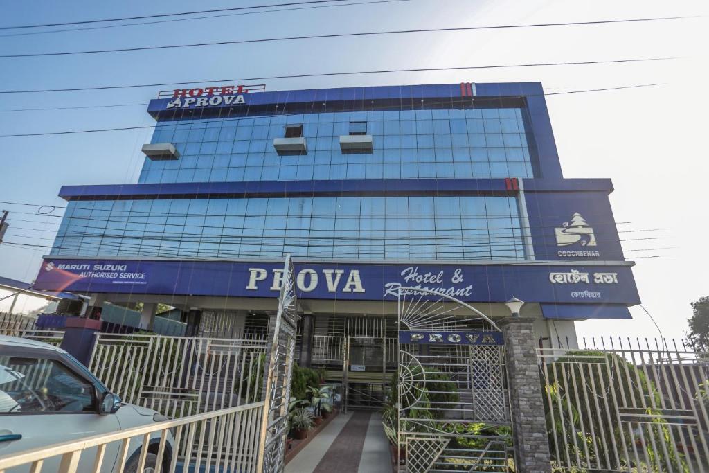 um grande edifício azul com um sinal nele em Hotel Prova em Kuch Bihār