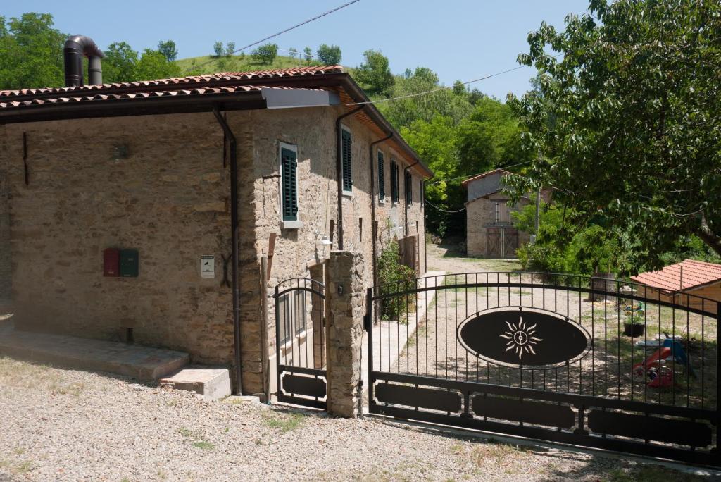una entrada a un edificio de piedra con una puerta en Agriturismo Mirasole en Predappio