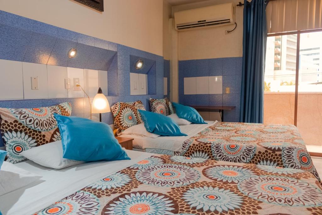 Postel nebo postele na pokoji v ubytování Hotel Livingston Inn