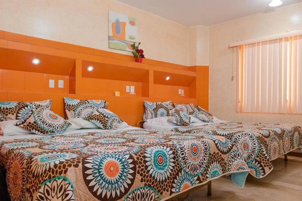 Postel nebo postele na pokoji v ubytování Hotel Livingston Inn