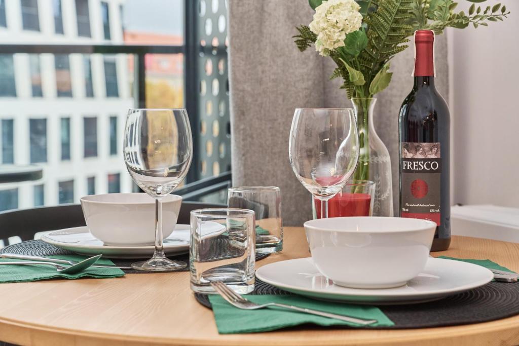 Nápoje v ubytovaní Studio Księcia Witolda 32 by Noclegi Renters
