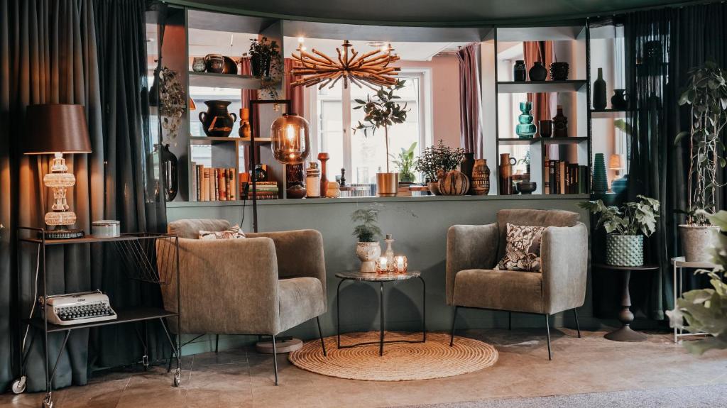 un soggiorno con 2 sedie e un tavolo di Clarion Collection Hotel Uppsala a Uppsala