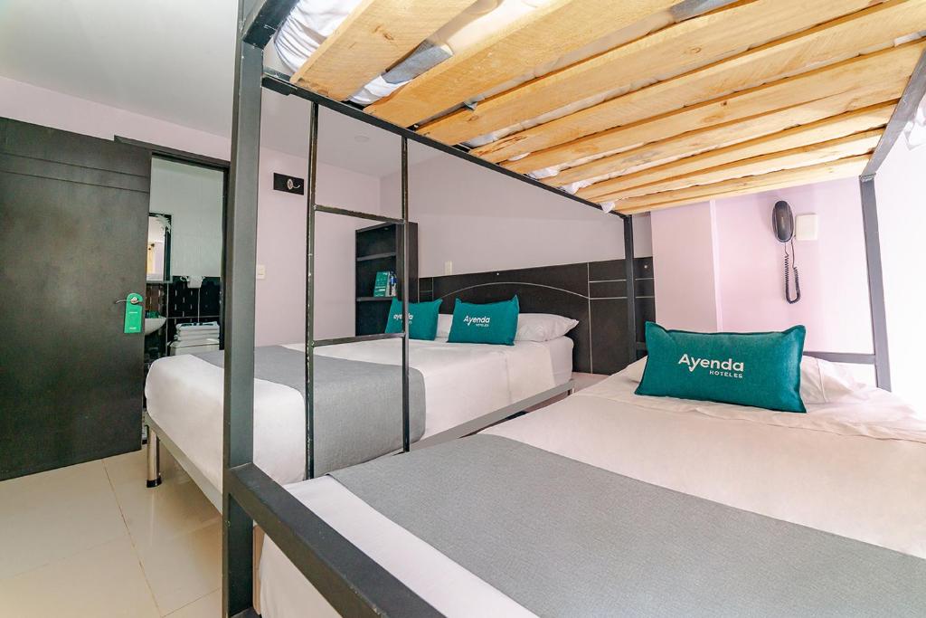 Postel nebo postele na pokoji v ubytování Ayenda Balcon Real