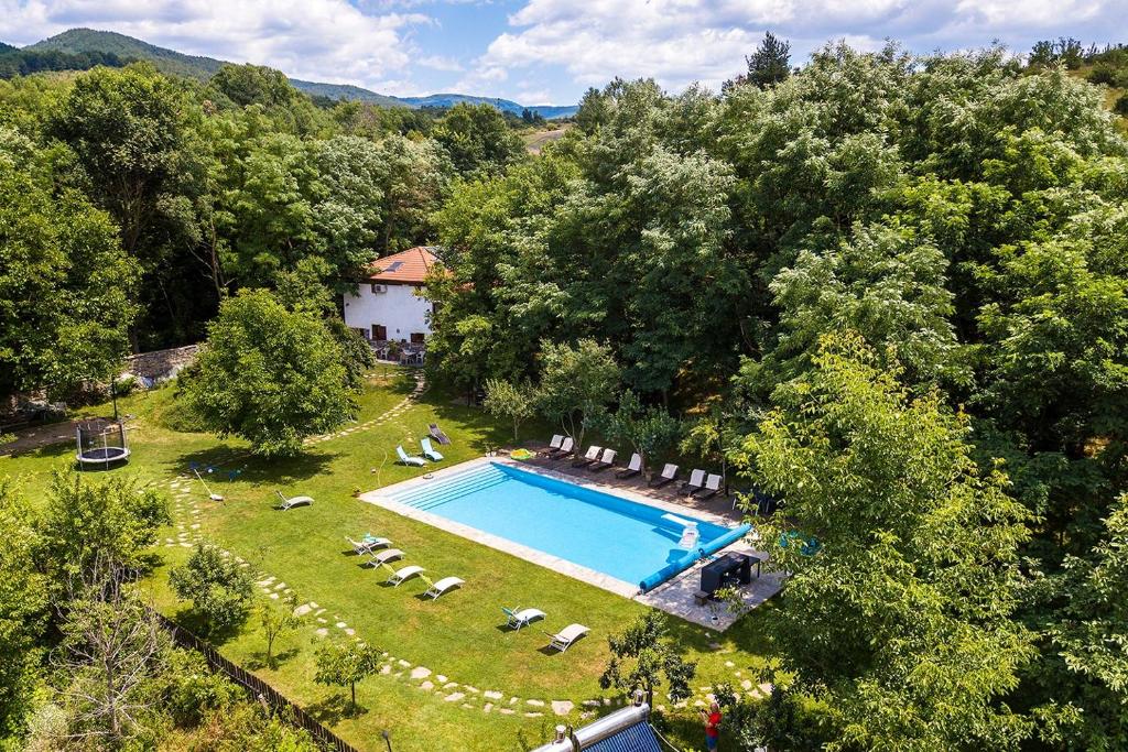 an overhead view of a swimming pool in a garden at Garmen Hills Guest Houses in Garmen