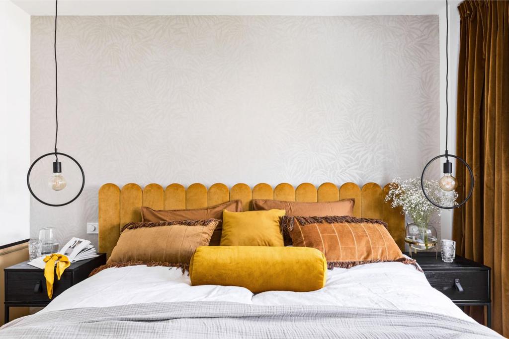 een slaapkamer met een groot bed met een geel hoofdeinde bij AREA PLAYA VIVEIRO APARTAMENTS , XOVE in Jove