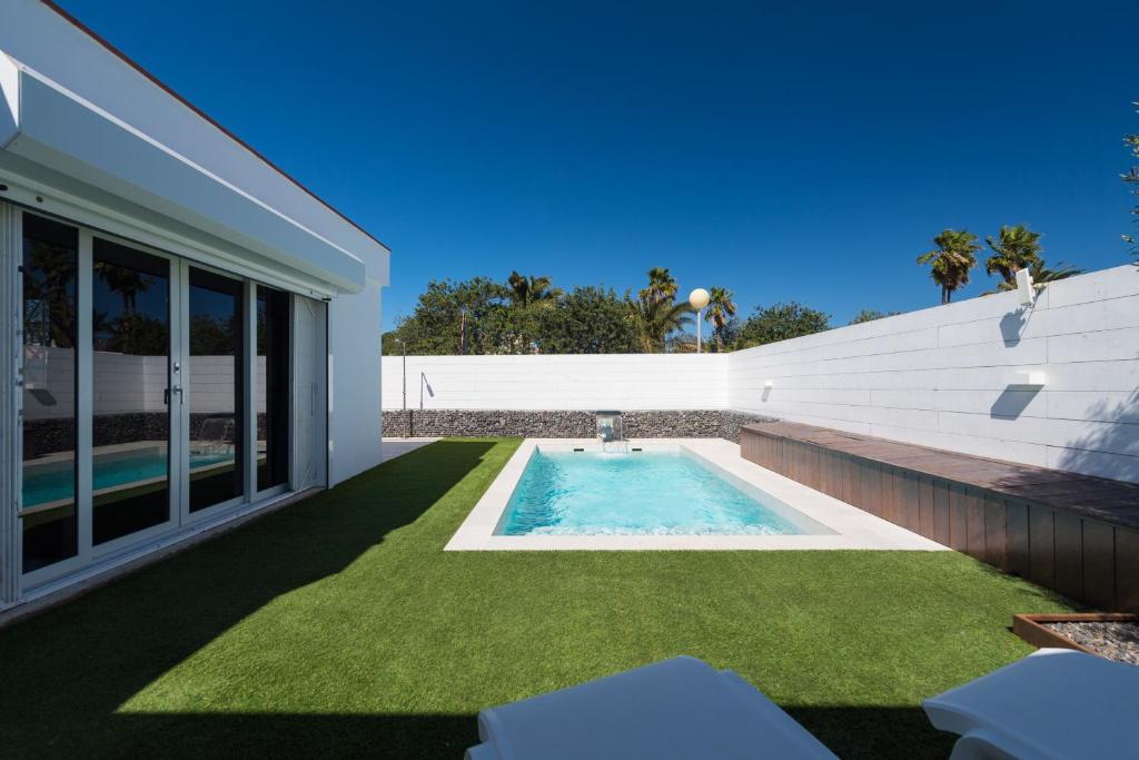 The swimming pool at or close to Casa Maspalomas private pool, Bbq and private parking