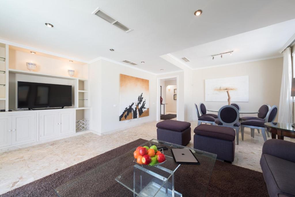 A television and/or entertainment centre at Casa Maspalomas private pool, Bbq and private parking