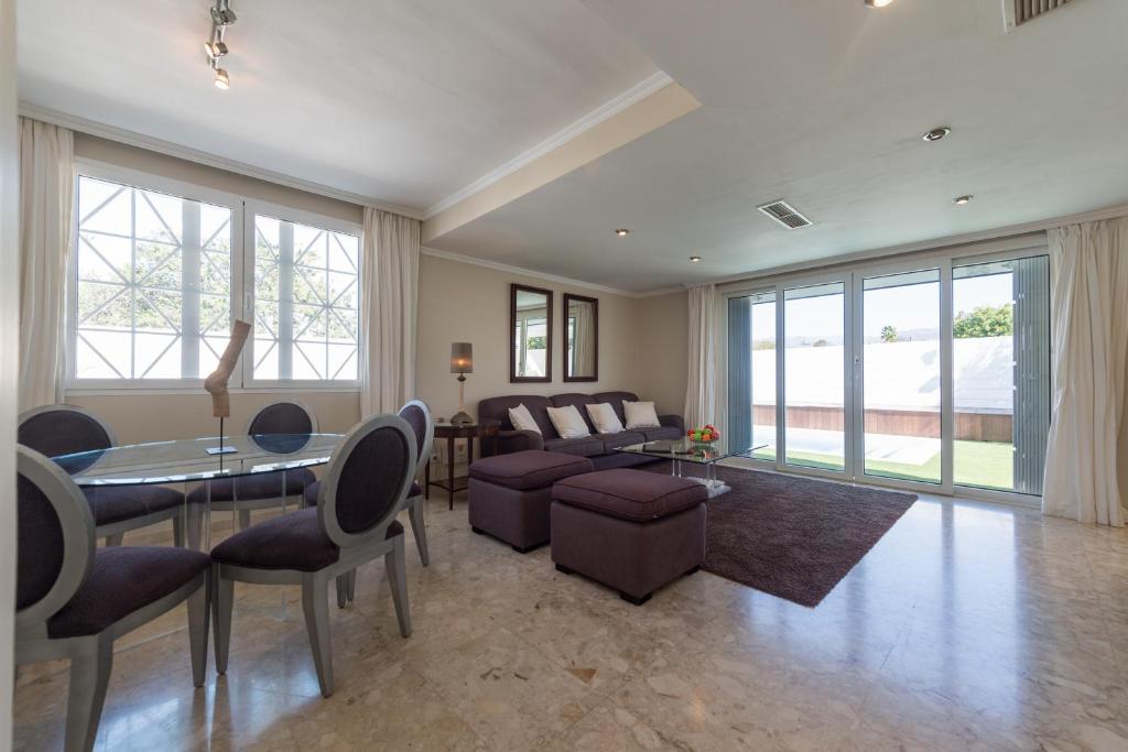 A seating area at Casa Maspalomas private pool, Bbq and private parking