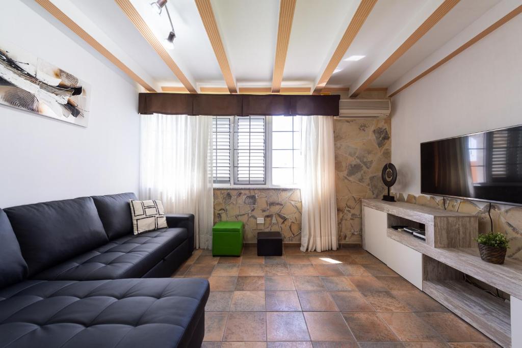 Televízia a/alebo spoločenská miestnosť v ubytovaní Casa Adara - Heated pool included