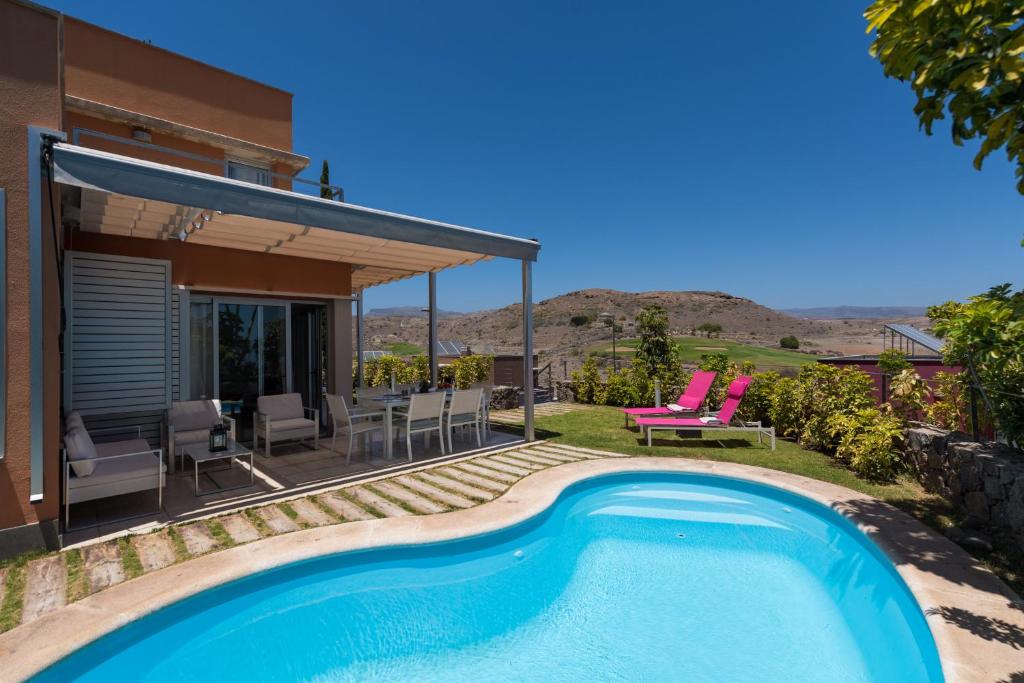 een villa met een zwembad en een huis bij VILLA SALOBRE in Salobre