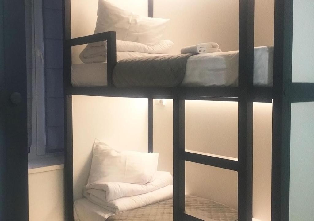 Rúm í herbergi á Kyivpasservis HOSTEL