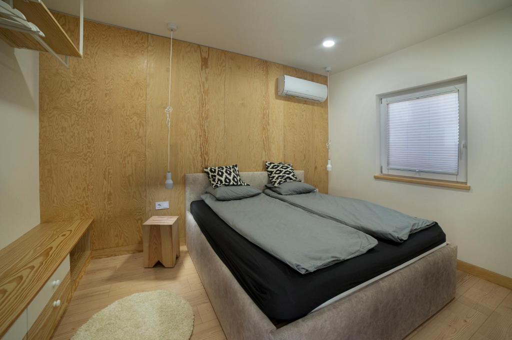 En eller flere senge i et værelse på Holzhaus Sikonda