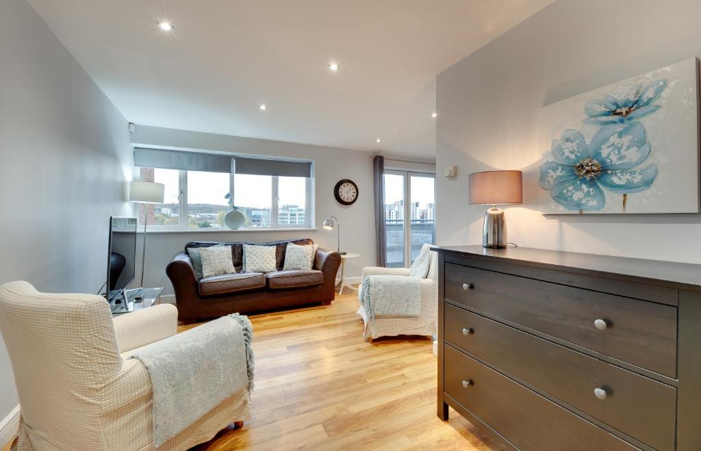 - un salon avec un canapé et une commode dans l'établissement Swan Apartments by Week2Week, à Newcastle upon Tyne