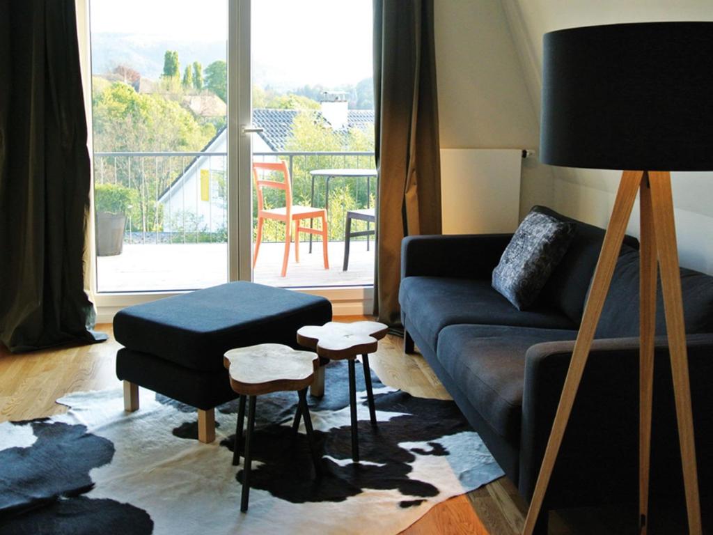ein Wohnzimmer mit einem Sofa und einem Tisch in der Unterkunft the 11A in Baden-Baden