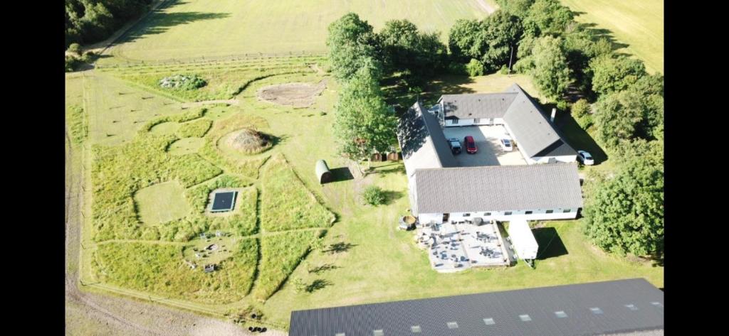 una vista aérea de una casa grande en un campo en Billund-BnB ApS, en Billund