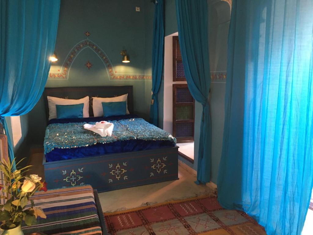 Postel nebo postele na pokoji v ubytování Riad Blue Berber