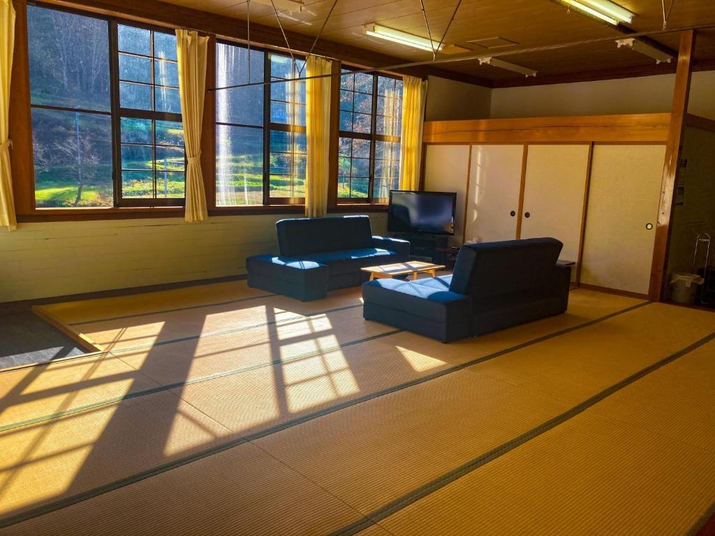 - un salon avec deux chaises et une télévision dans l'établissement Mori no Bunkou Fuzawa - Vacation STAY 92943v, à Kobayashi