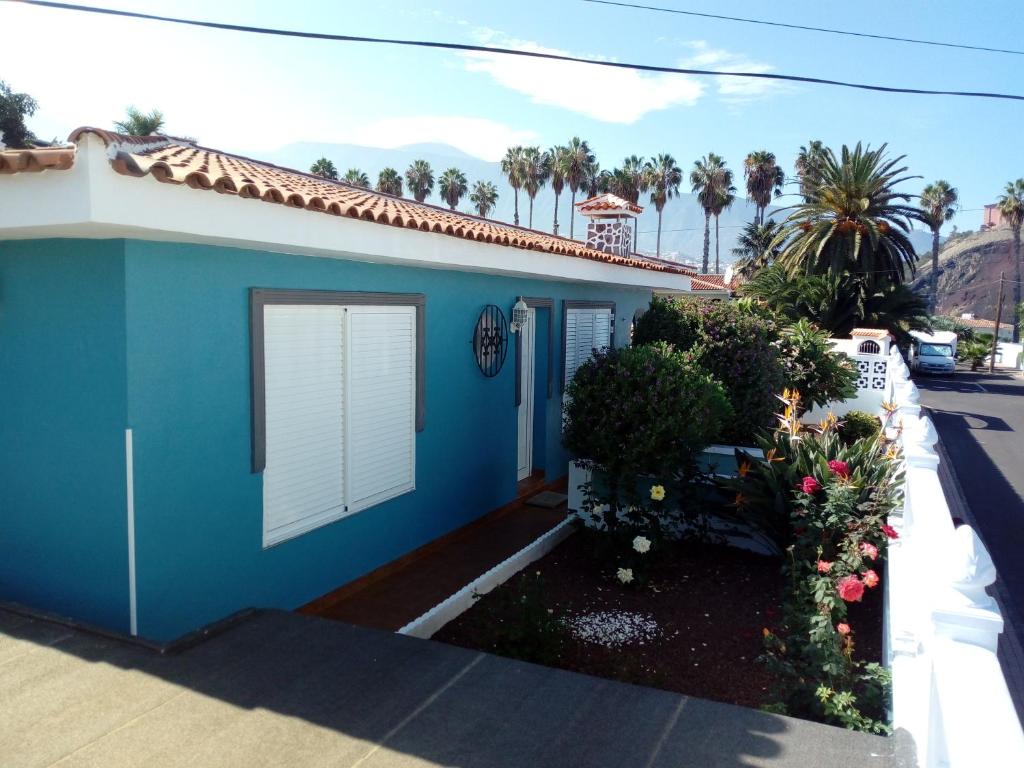 una casa blu con una porta bianca di Villa Nerea a La Paz