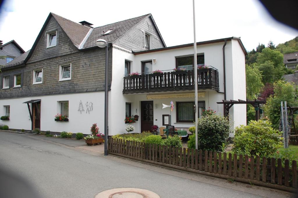 ヴィンターベルクにあるFerienwohnung Klaukeの通りに面した白い家
