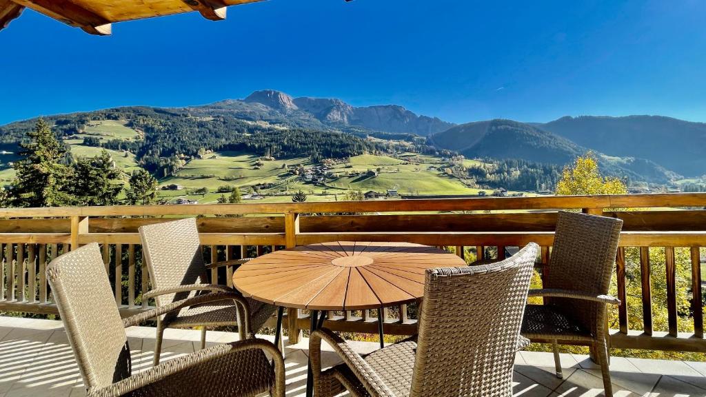 a table and chairs on a balcony with a view at Apartment HaNiLe in Sarntal
